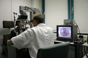 Voruntersuchung zum Augen lasern beim Doktor
