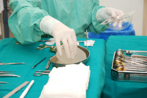 Arzt mit Silikon für die Brustvergrößerung in der Hand