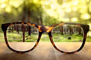 Klare Sicht in der Weite durch eine Brille